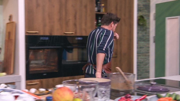 Televisiekok Hugo Kennis verslikt zich tijdens uitzending