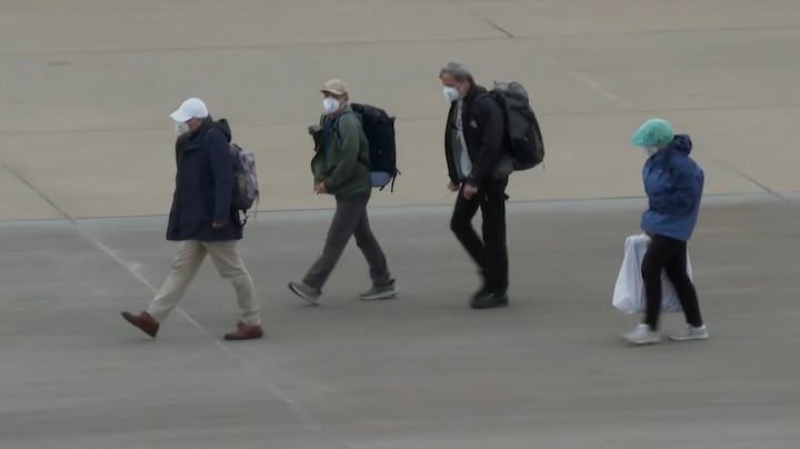 Zo stapten passagiers cruiseschip uit op Eindhoven Airport