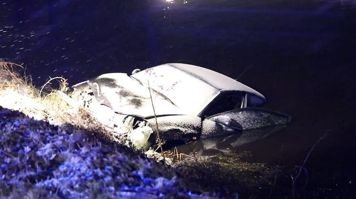 Auto te water in Tiendeveen door gladheid, bestuurder nog spoorloos