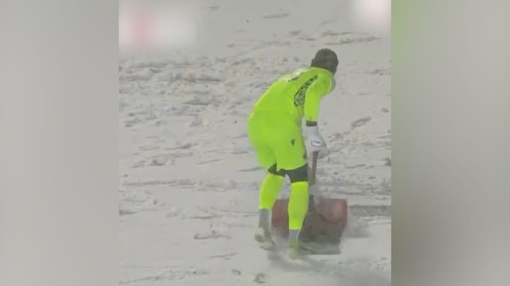 Keeper met schep het veld op: Canadese profs voetballen in sneeuwstorm