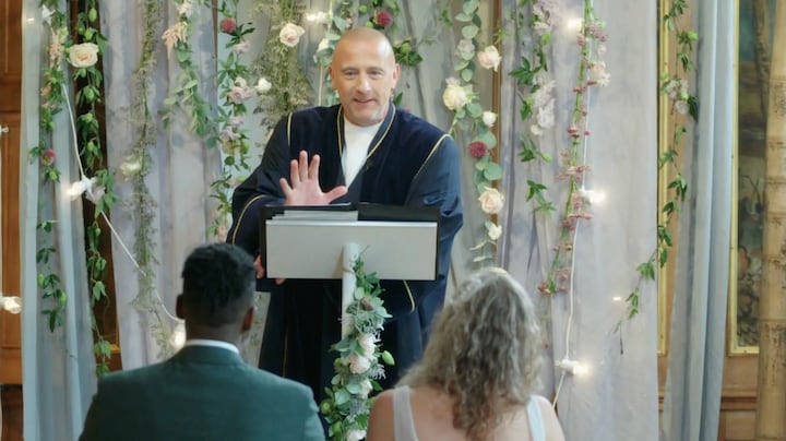 Jeroen uit Moppentoppers duikt op in MAFS als trouwambtenaar