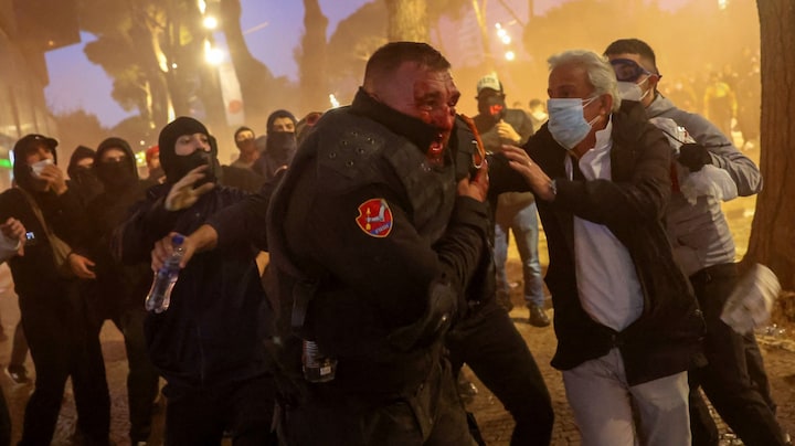 Studenten in Albanië zijn woedend en vernielen overheidsgebouw