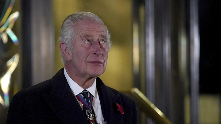 Charles in tranen bij onthulling beeld van zijn moeder: 'Koning van vlees en bloed'