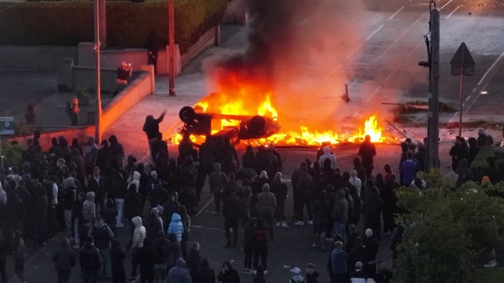 Bakstenen, vuur en waterkanonnen: opnieuw protesten in Belfa