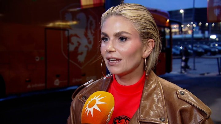 Roxeanne Hazes voelde dat vader meekeek tijdens optreden uitzwaaiwedstrijd Nederlands elftal: 'Stopte met regenen'