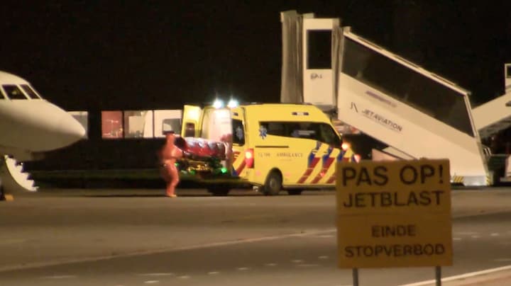 Ebolapatiënt aangekomen in Leiden, zorgpersoneel volledig ingepakt