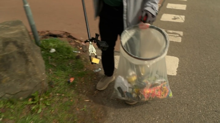 Enorme berg zwerfafval na marathon Rotterdam: 'Je vindt de sponsjes overal terug'