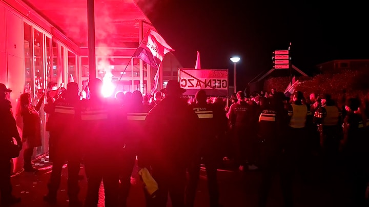 Anti-azc-demonstratie in Bleskensgraaf loopt flink uit de hand