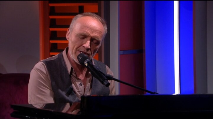Stef Bos speelt originele versie van 'Door de Wind' | RTL.nl