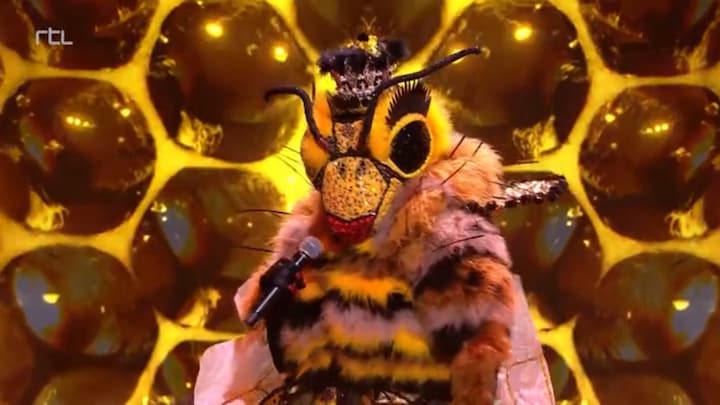 RTL XL - The Masked Singer • Stem Bijenkoningin Totaal Onherkenbaar