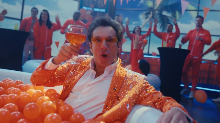 Gerard Joling hoopt dat nieuwe WK-hit nog jaren meegaat: 'Vind mijn eigen lied het leukste'