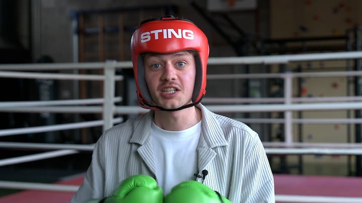 Deze slimme bokshelm meet hoe hard klappen aankomen