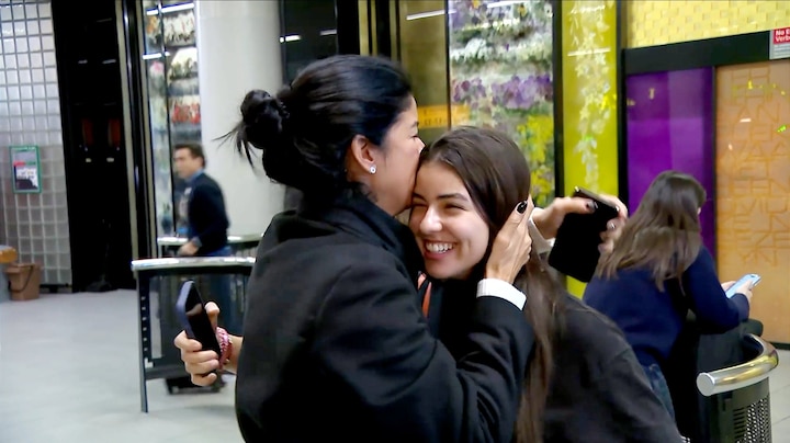 Vliegtuig uit Oman komt aan op Schiphol: 'Wilde gewoon naar mijn moeder'