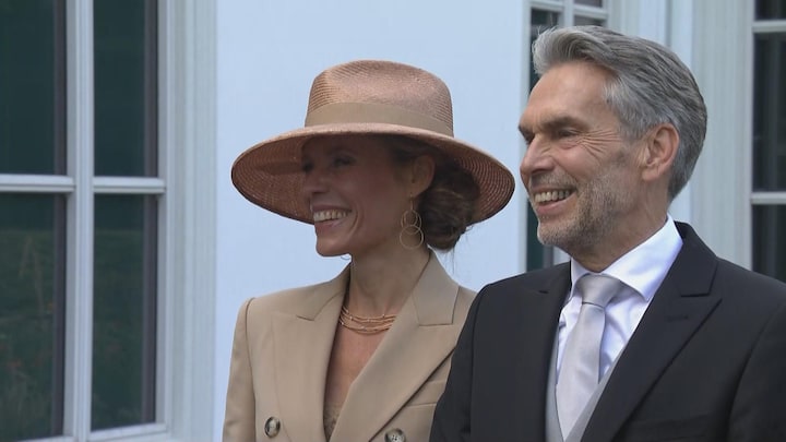 Trotse premier Dick Schoof samen met vriendin op Prinsjesdag