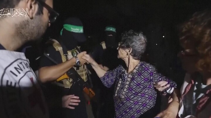 Hamas deelt beelden: vrijgelaten vrouw bedankt gijzelnemer