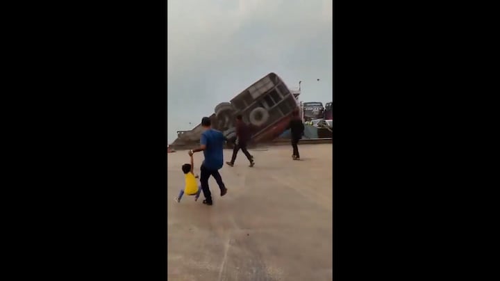 In beeld: bus stort in rivier Bangladesh, zeker 24 doden