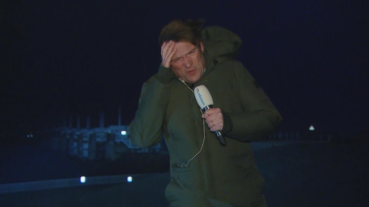 Verslaggever waait door Corrie bijna weg bij Oosterscheldekering