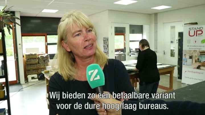 All rise! We moeten niet zitten staan op het werk.