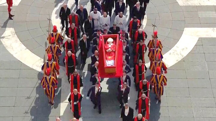 Zo is het lichaam van paus Franciscus naar de Sint-Pietersbasiliek gebracht