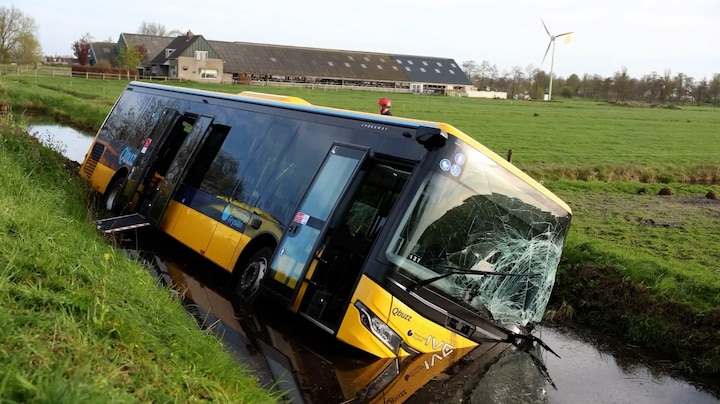 Bus belandt in Friese sloot: chauffeur en vijf inzittenden gewond