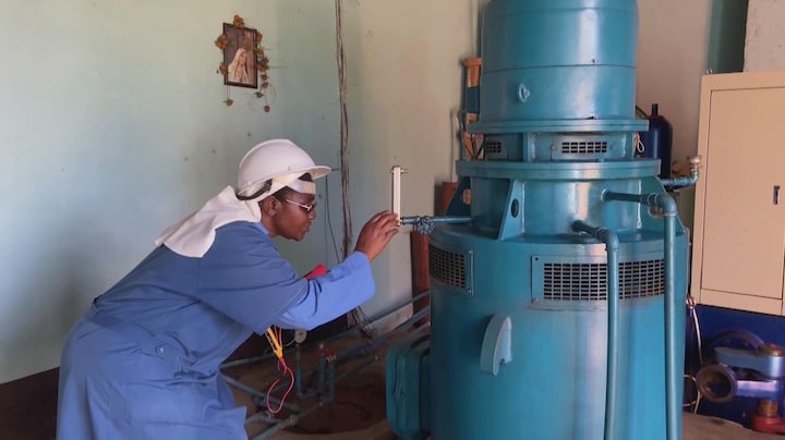 Non regelt goede elektriciteit voor een dorp in Democratische Republiek Congo