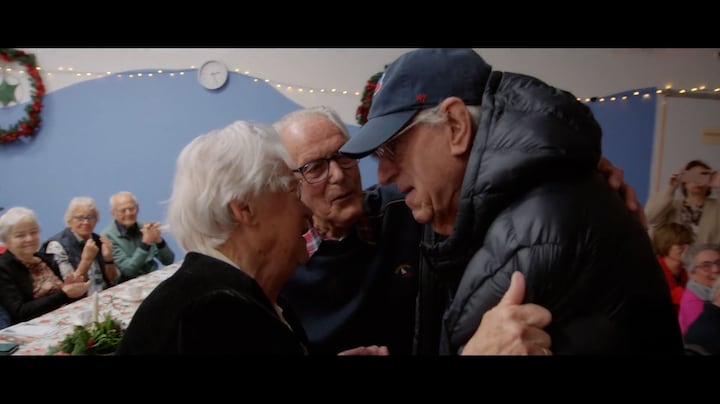 Hoogbejaarde broers na 20 jaar herenigd in de AYNIL Kerstspecial: 'Dat houd je niet voor mogelijk'
