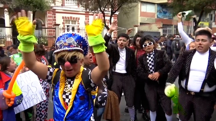 Clowns demonstreren tegen nieuwe maatregelen in Bolivia