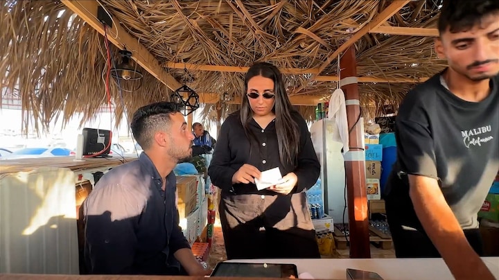 Drankjes tussen de ruïnes: eerste strandtent Gaza open