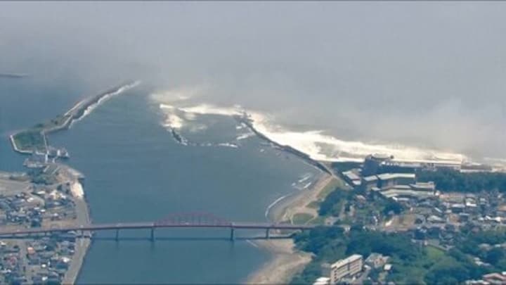 Eerste hoge golven te zien na zware aardbeving voor Russische kust
