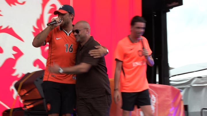 Wesley Sneijder podium op getrokken bij Oranjefeest in Houston: 'Zin even een moppie mee'