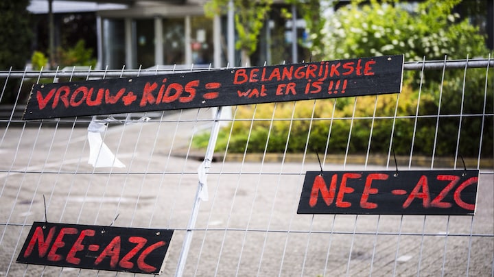 Stoeptegels en betonblokken door de ruiten bij gemeenthuis in Loosdrecht