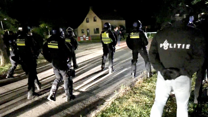 ME ingezet bij azc-protest Surhuisterveen, bus asielzoekers geblokkeerd