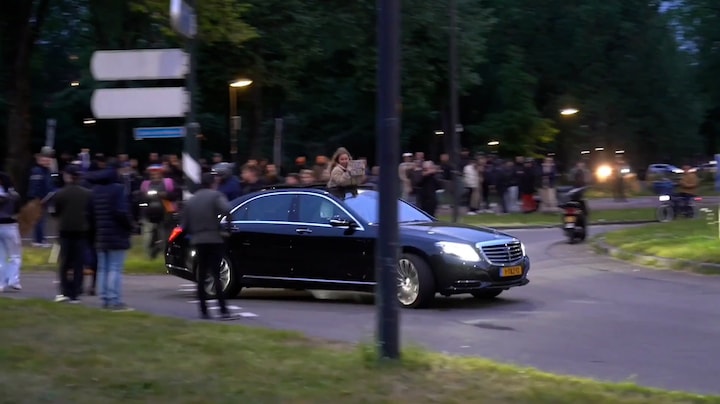 Politie grijpt in bij protest tegen komst azc in Apeldoorn