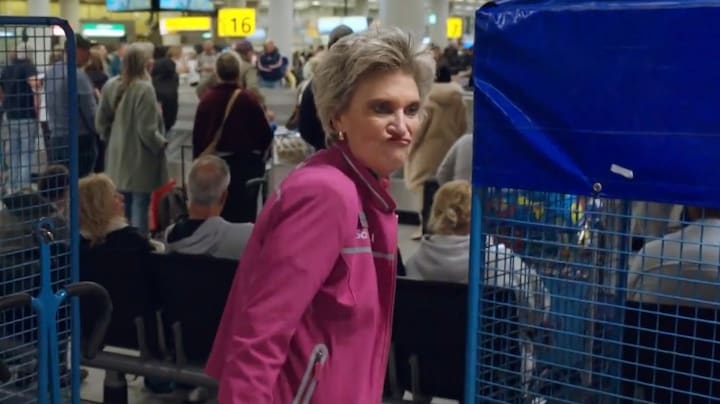 Josée als ware speurhond op jacht naar stinkkoffer in Schiphol Airport: 'Jemig wat een lucht'