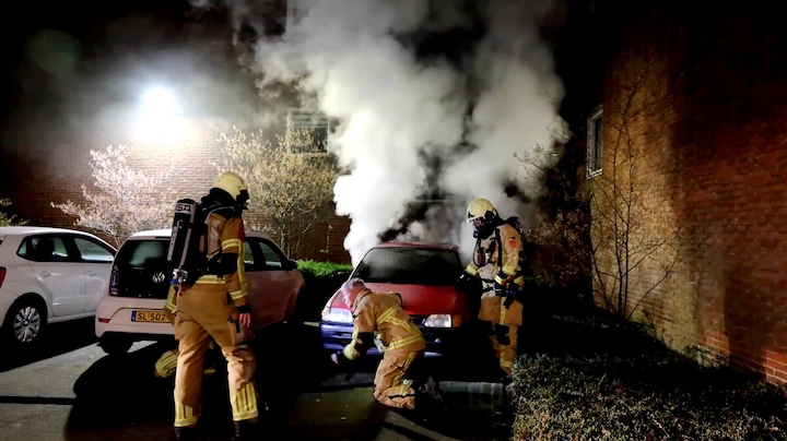 Autobrand houdt wijk in Enschede wakker