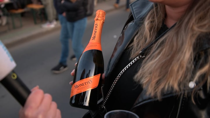 Aanhangers Magyar in Boedapest optimistisch: 'Ik denk dat we gaan winnen'