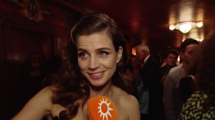 Elise Schaap glundert op première Stromboli met trotse moeder