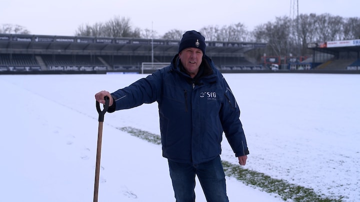Zo houden voetbalclubs hun velden sneeuwvrij: 'Het veld is heilig'