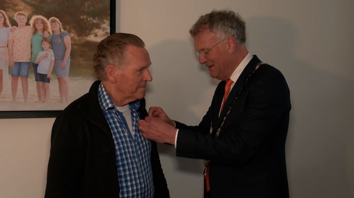 Vrijwilliger wordt live in de uitzending verrast met lintje: 'Is de koning niet mee?'