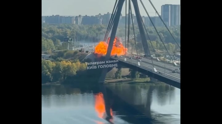 Beelden van Russische drone die brug Kyiv raakt 