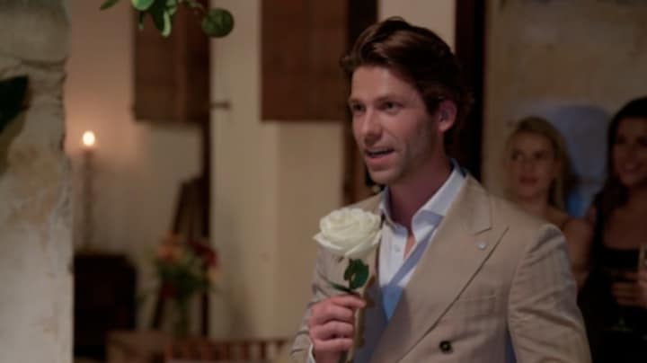 Thomas uit De Bachelor reageert geschokt op plottwist: 'Wat is dit?'