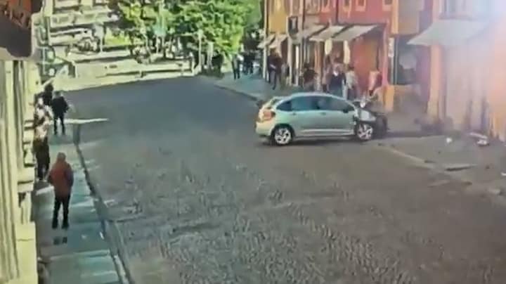 Beveiligingscamera legt vast hoe auto inrijdt op mensen in Modena