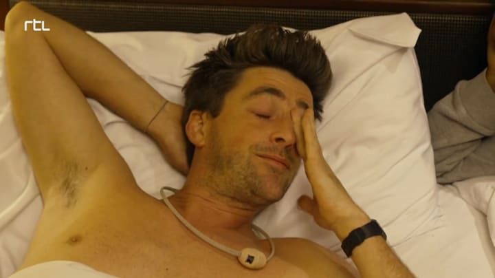 Hugo Kennis op bed met voedselvergiftiging: ‘Flinke domper’