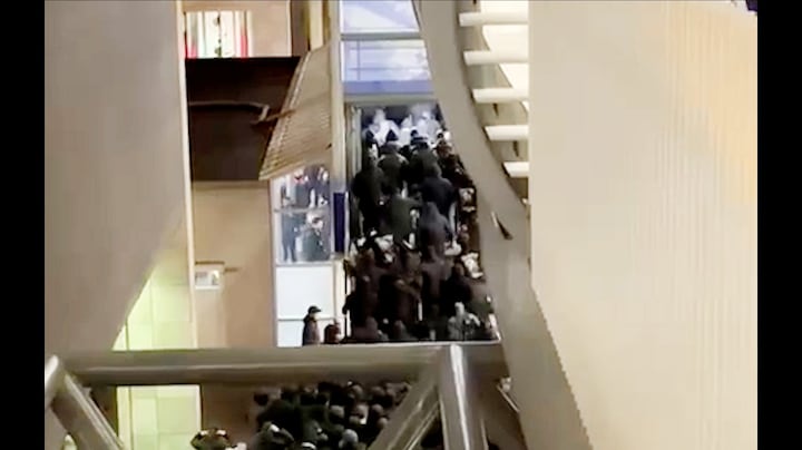 In beeld: Ajax-hooligans breken nooddeur open 