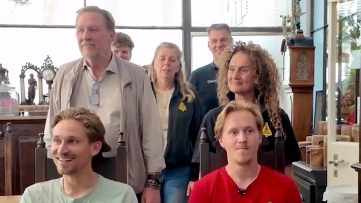 Werknemers leggen Camiel en Silvian Kesbeke langs de meetlat
