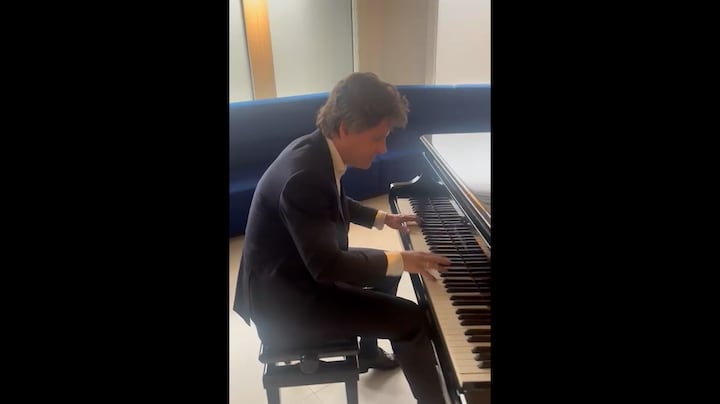 CDA-leider Henri Bontenbal speelt 'Ome Jan' op de piano