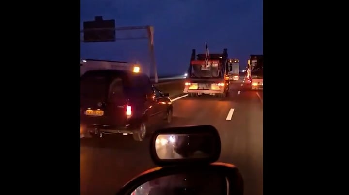 Protesterende truckers zorgen voor file op de Afsluitdijk