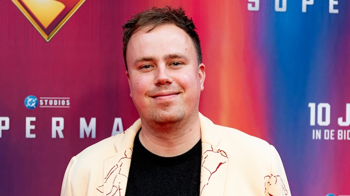 Snackspert Eke Bosman eet per ongeluk hondenhotdog: 'Echt heel goor'