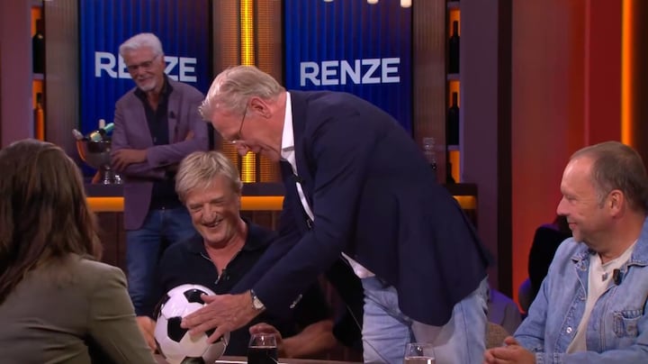 Hans van Breukelen bezorgt Wim Kieft de ‘Gouden Schoen’ terug