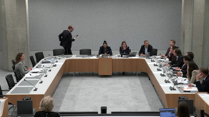 Geslaagd? Minister rent debat uit vanwege telefoon